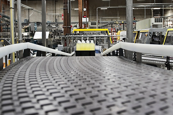 assembly line with a modular conveyor belt