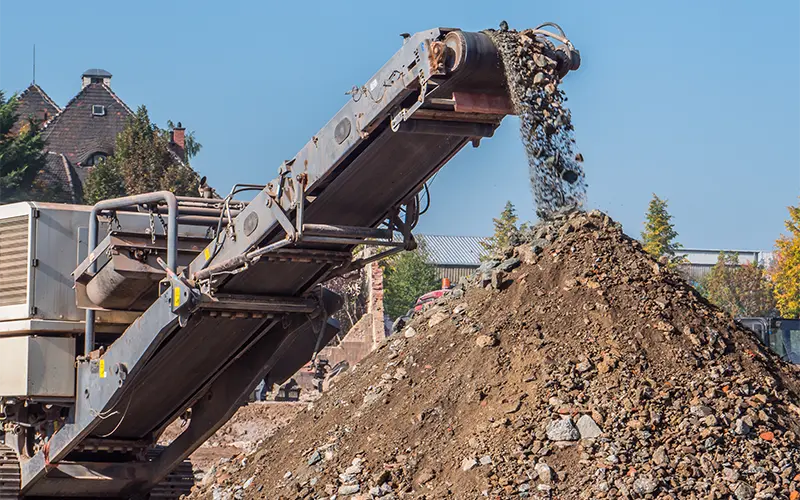 Conveyor belt with rubble